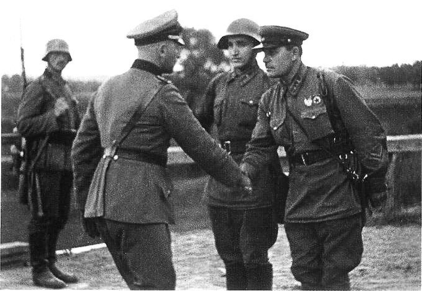 Liitlaste käepigistus: Wehrmachti ja Punaarmee esindajad pärast Poola jagamist ja vallutamist septembris 1939 kätlemas.