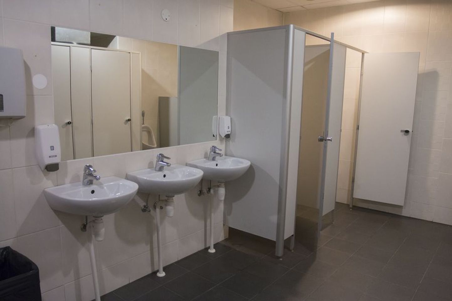 Maavalitsuse hoone all asuv avalik tualett on puhas ja tavaliselt selle ventilatsioon töötab.