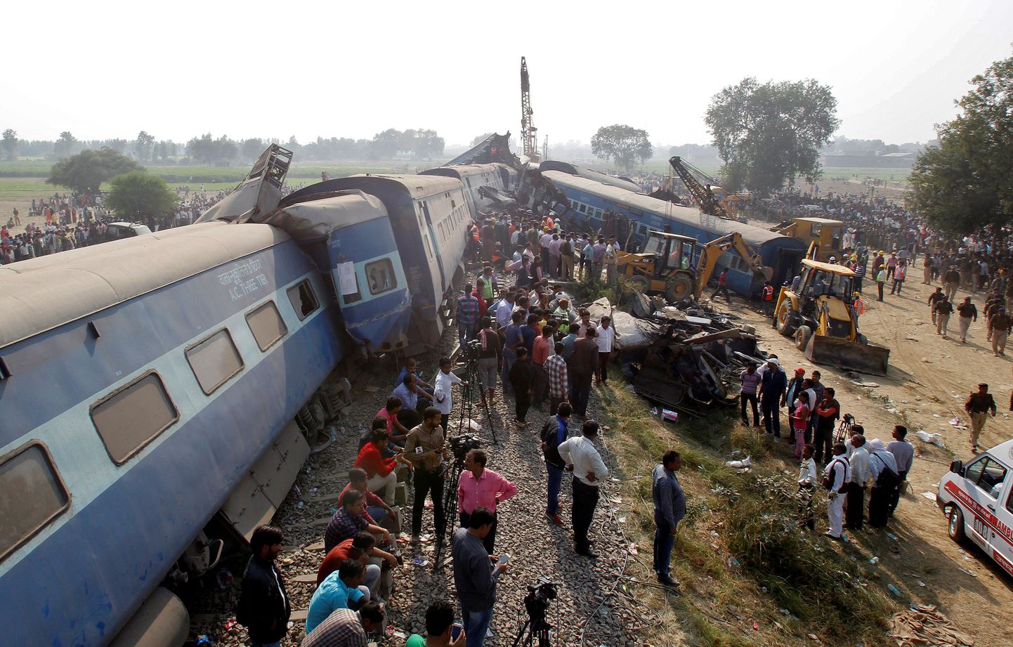 Täna varahommikul toimunud India rongiõnnetuse sündmuspaik.