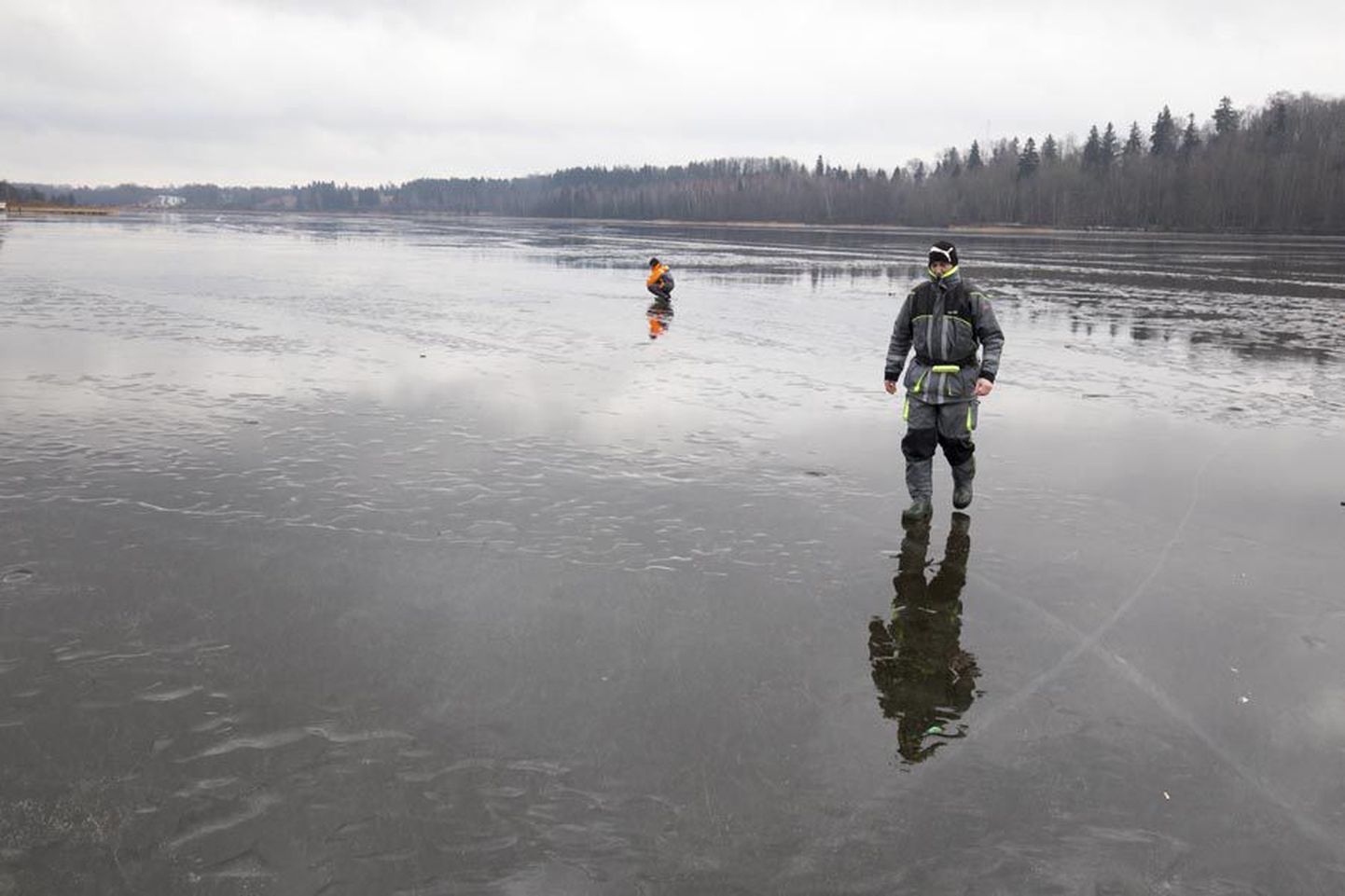 Eile oli Viljandi järve ranna lähedal jääl näha paari kalameest.