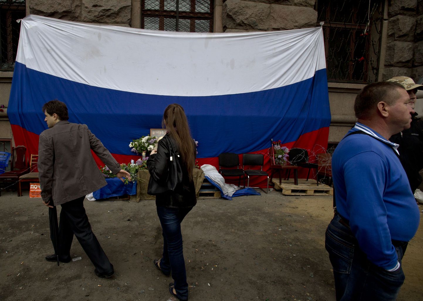 Inimesed jalutasid 4. mail mööda Venemaa lipust, mis oli pandud Odessa ametiühingute maja juurde.
