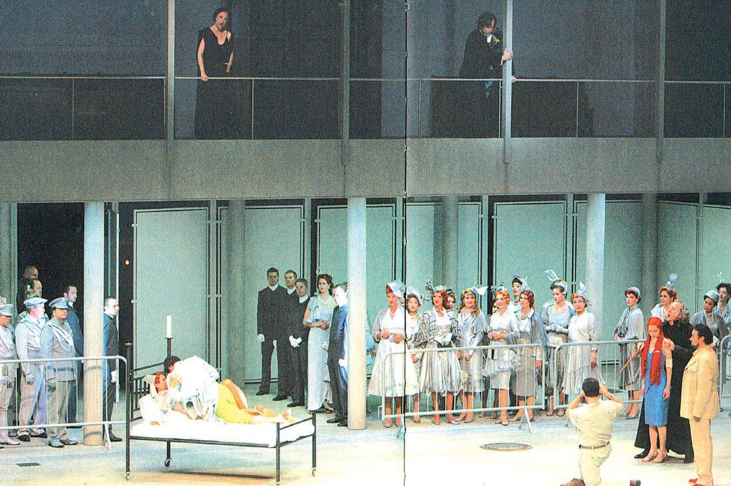 Johann Simon Mayeri meistriteoseks tituleeritud ooperi «Medea Korintoses» tegevust on Baieri riigiooperis tänapäevastatud seksi ja vägivallaga.