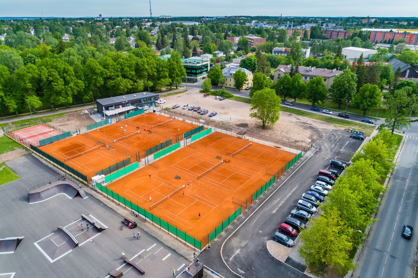 Möödunud suvel Tähtveres skate-pargi kõrval alustatud väliväljakute rajamine on lõppenud ning moodsad mänguplatsid on juba kuu aega olnud mängijate käsutuses.