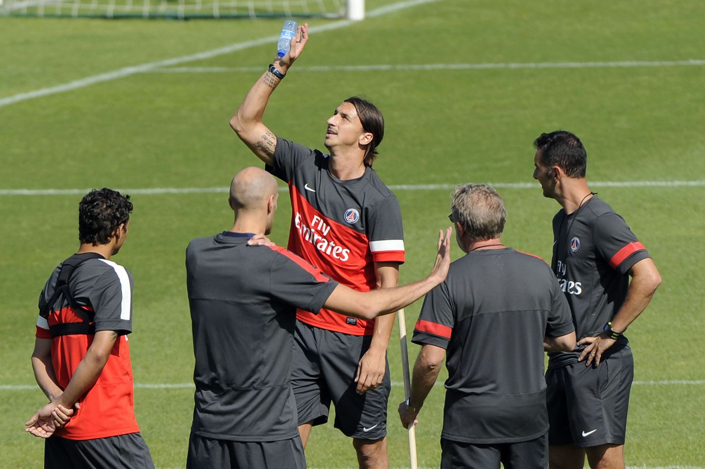 Zlatan Ibrahimovici (keskel) peavad pelgama ka oma meeskonnakaaslased.
