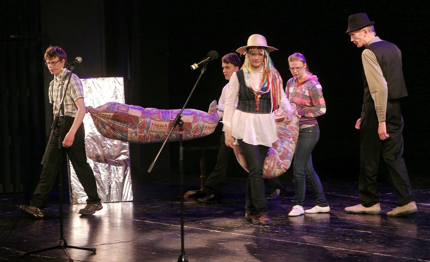 Pärnu toimetulekukool etendas puuetega inimeste kultuurifestivalil etendust "Vihmaussi ema kübarad".