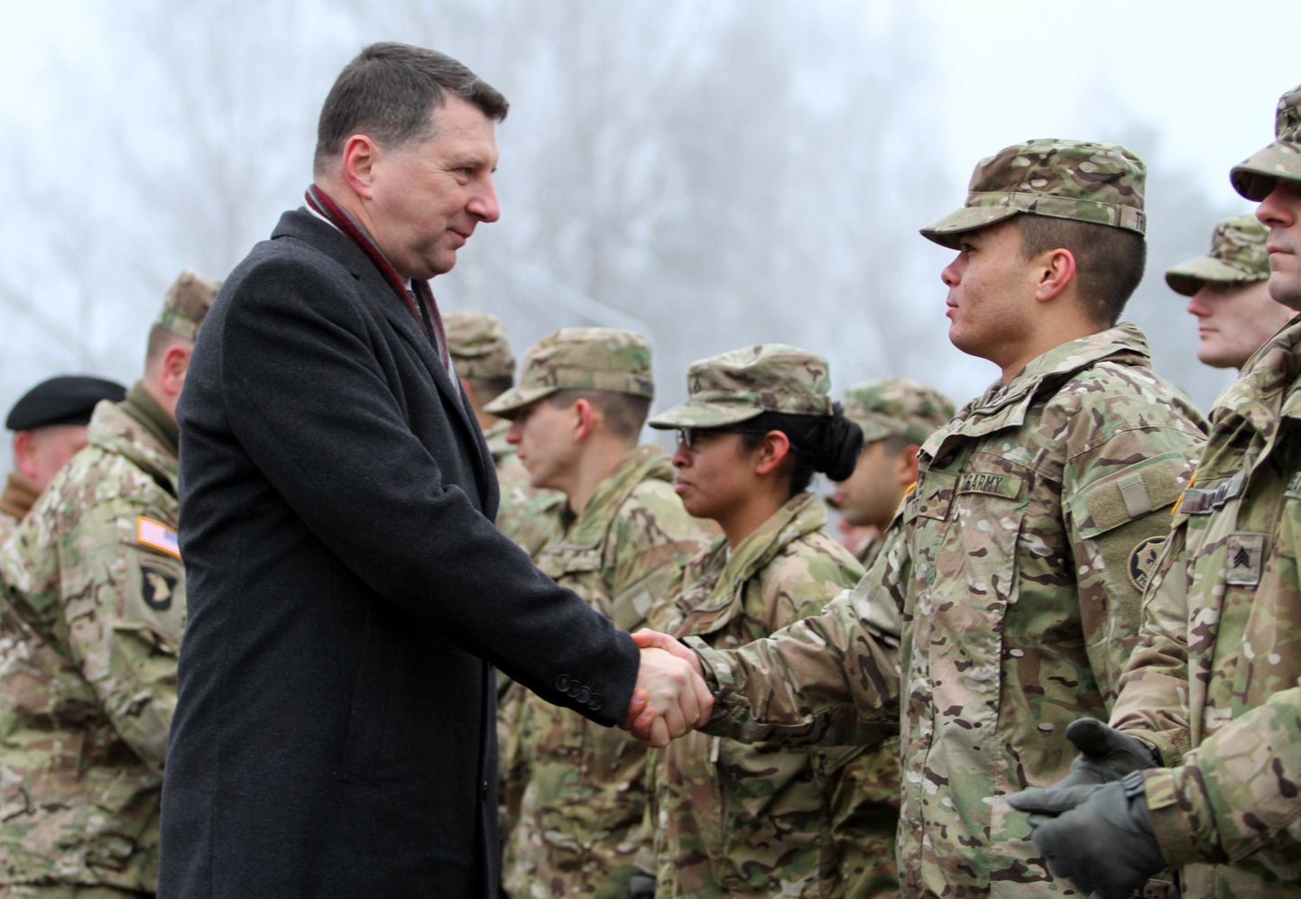 Läti kaitseminister Raimonds Vējonis tervitab USA sõdureid.