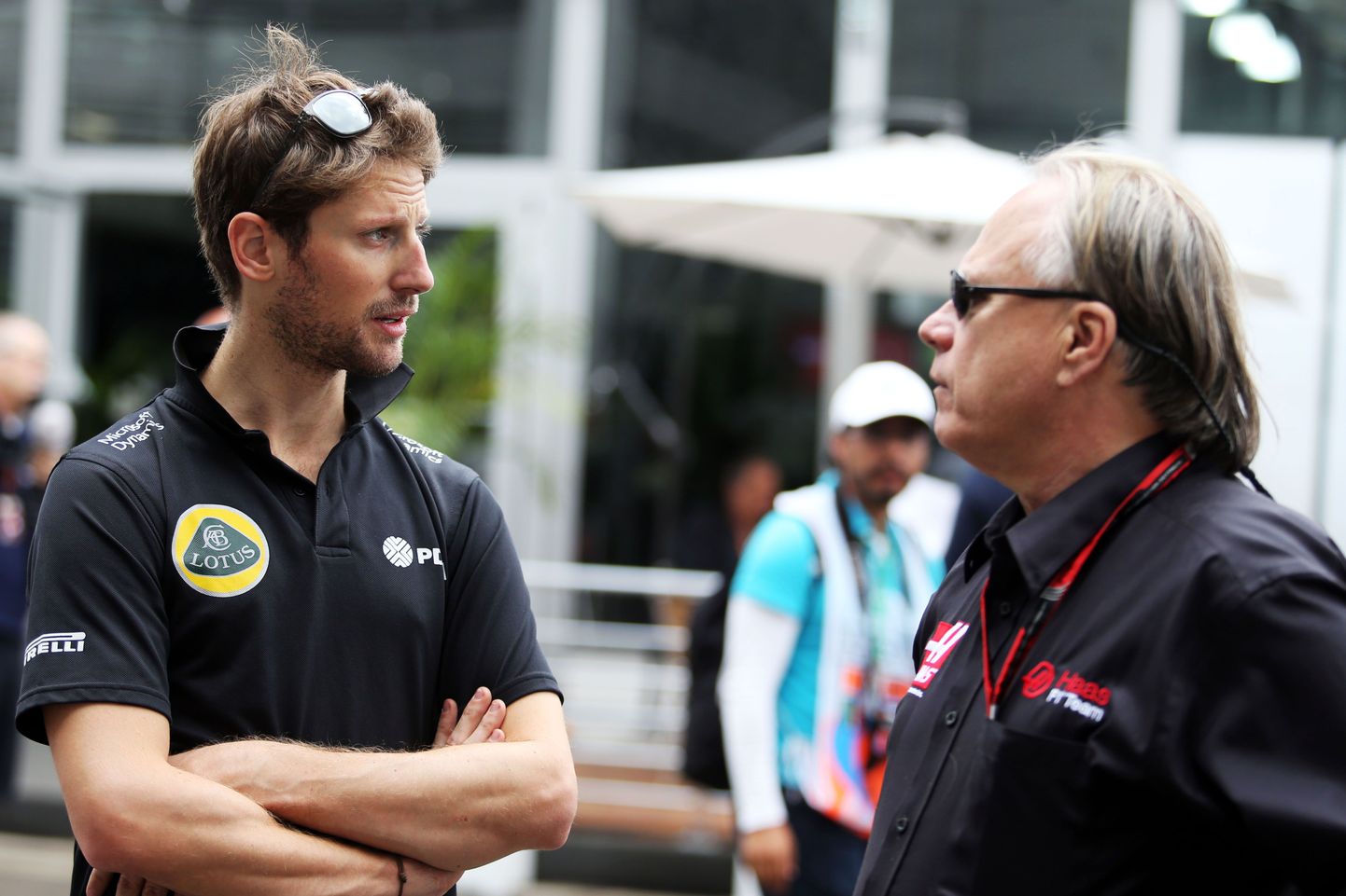 Gene Haas (paremal) ja Romain Grosjean.