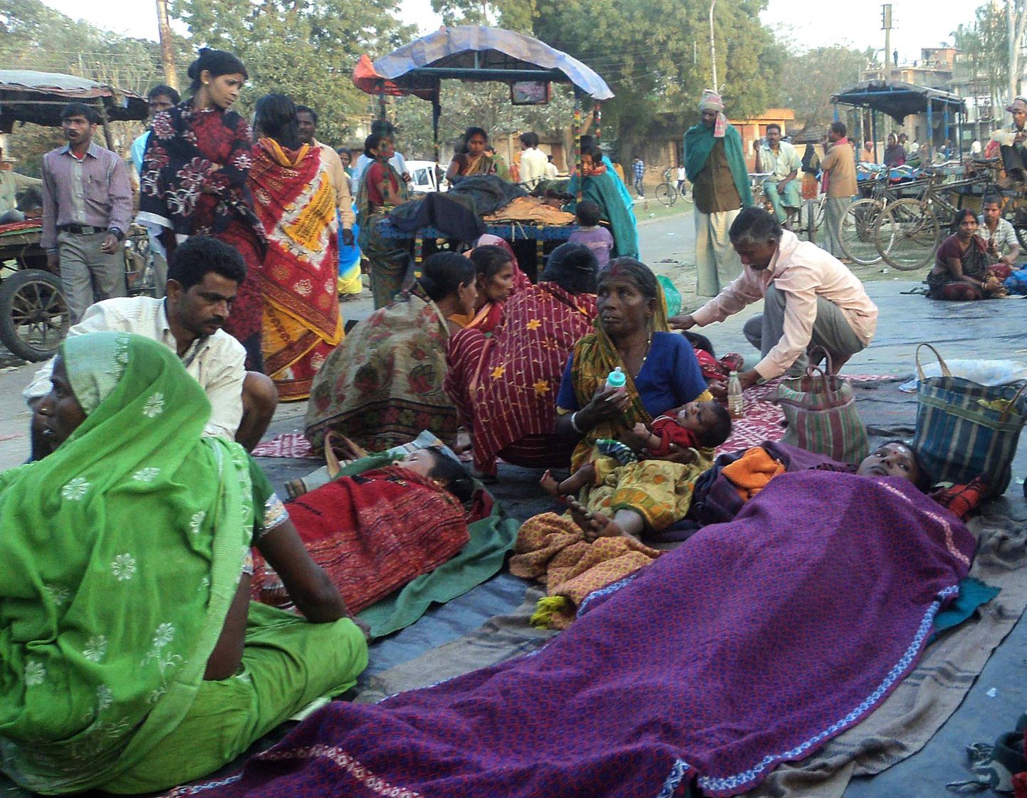 Steriliseerimisoperatsiooni järel puhkavad naised Kolkata lähistel.