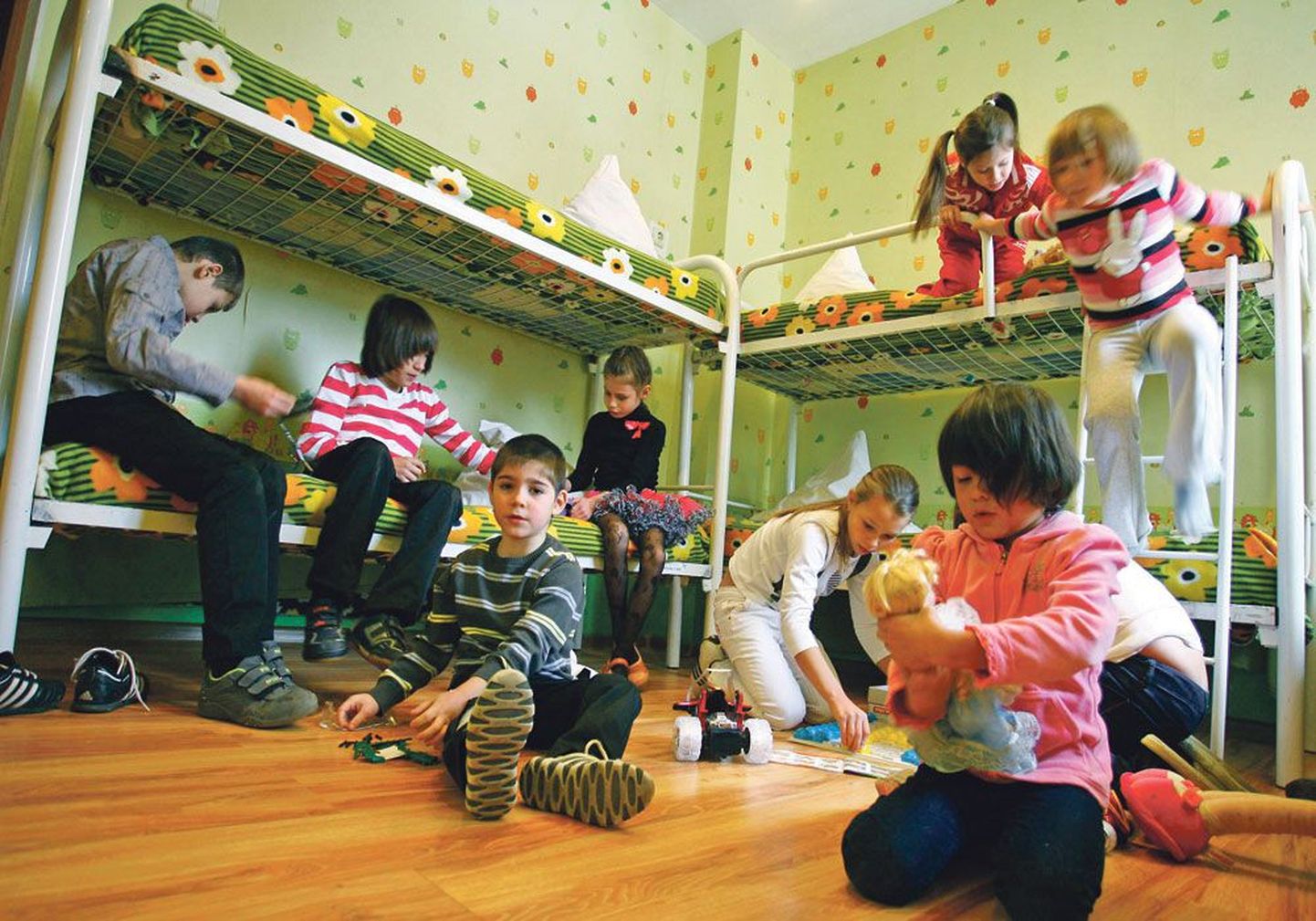 Играющие дети в детском доме Ростова-на-Дону.