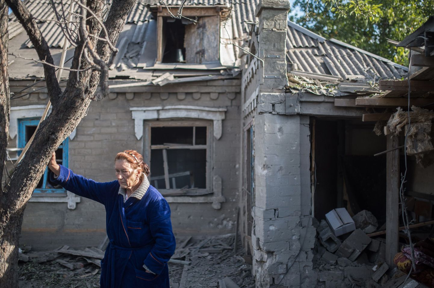 Donetski oblasti elanik mürsutabamuse saanud maja ees.