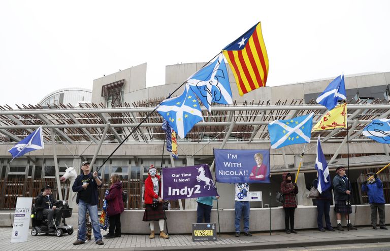Šotimaa iseseisuvsaktivistid Edinburgh's parlamendi ees. Foto: RUSSELL CHEYNE/REUTERS/Scanpix