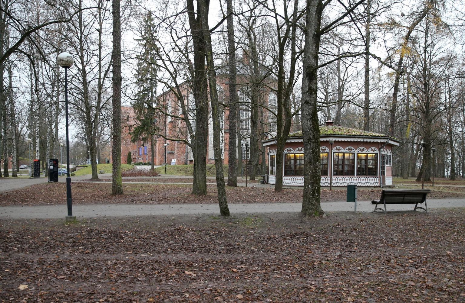 Sadakond meetrit pika hoone üks ots oleks ulatunud Inglisilla juurde ning varjanuks ära toomkiriku varemed ja Rotundi kohviku, kus projekteerimise ajal asus nn limonaadipaviljon.