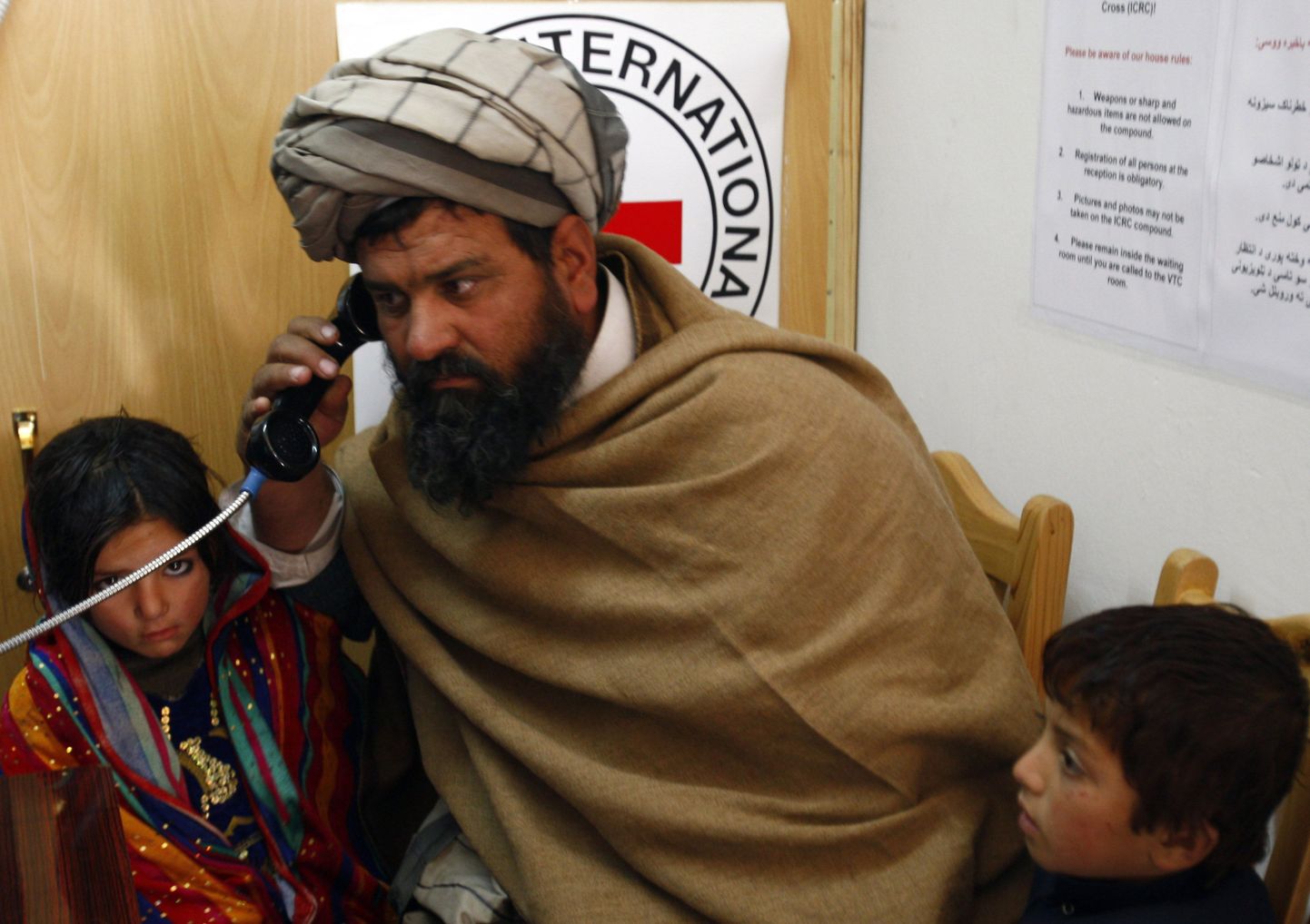 Afgaan pidamas Punase Risti kontoris telefonikõnet oma Bagramis istuva vennaga.
