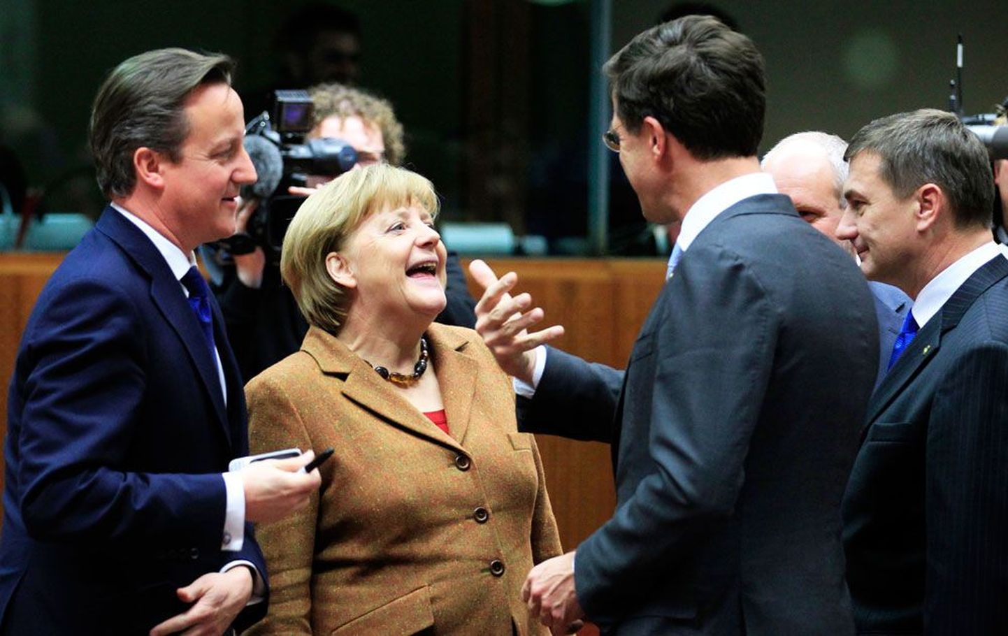 Suurbritannia, Saksamaa, Hollandi ja Eesti valitsusjuhid  (vasakult) David Cameron, Angela Merkel, Mark Rutte (seljaga) ja Andrus Ansip Brüsselis ülemkogul.