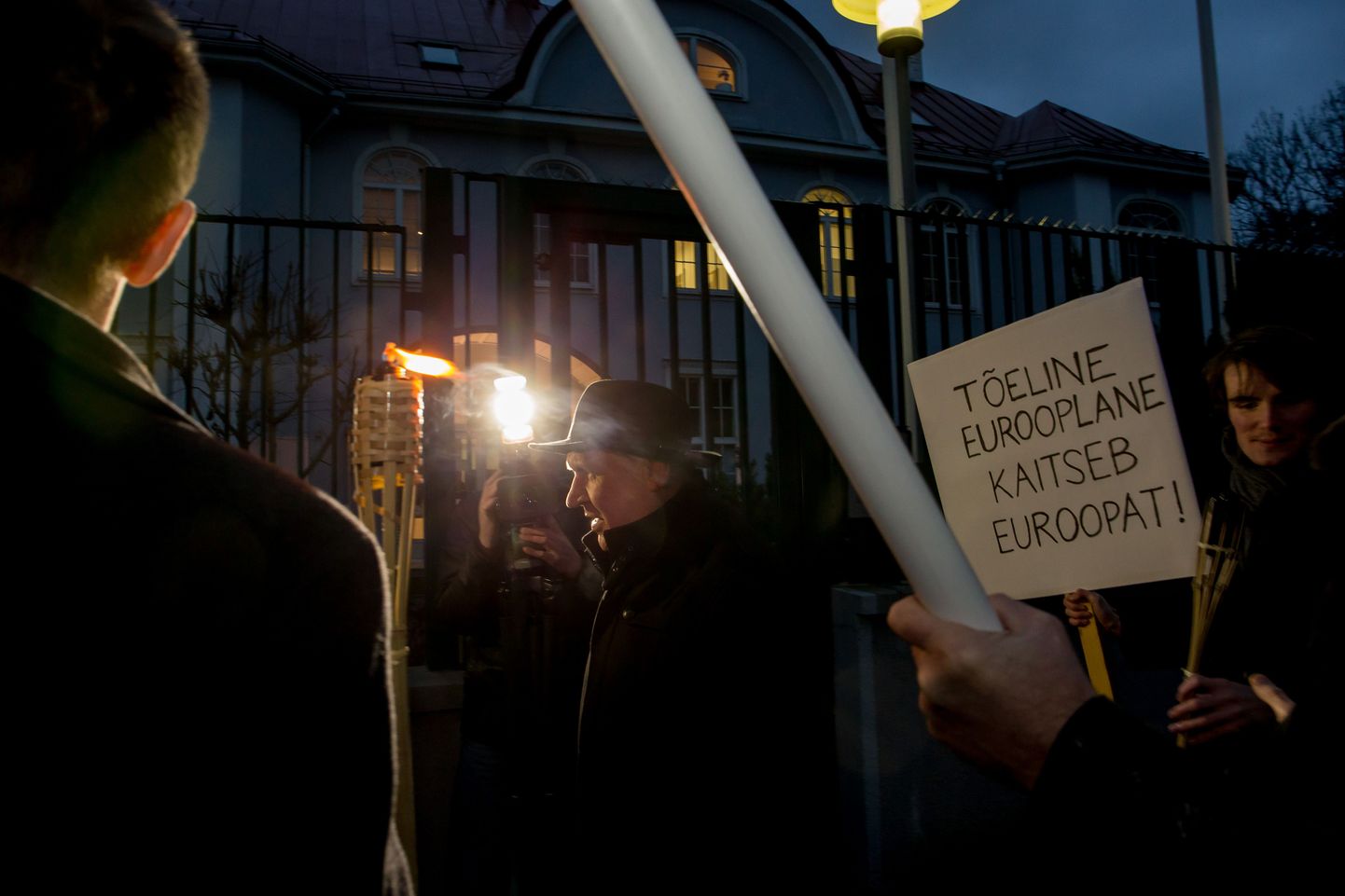 Konservatiivse Rahvaerakonna noortekogu Sinine Äratus korraldas 2014 meeleavalduse Prantsusmaa saatkonna ees, näitamaks vastuseisu sõlmitavale Mistrali tehingule.