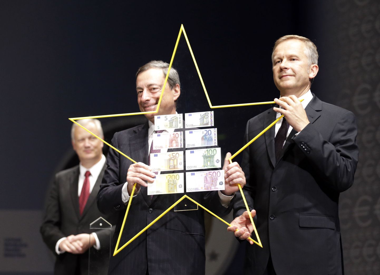 Läti keskpanga juht Ilmars Rimsevics (paremal) võtab Läti euroalaga liitumisel Euroopa keskpanga juhilt Mario Draghilt üle eurotähe, sümboolse eurotsooni võtme.