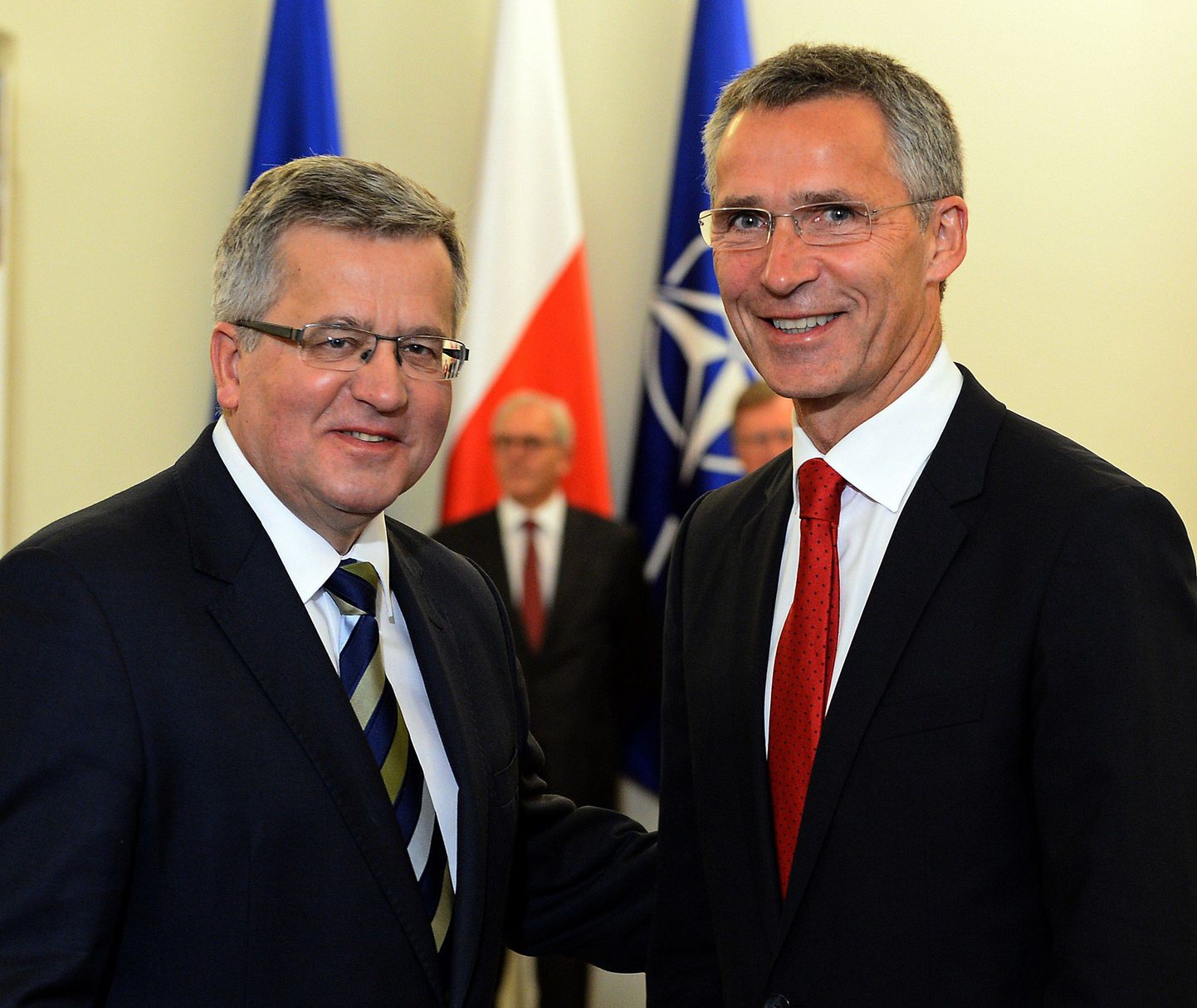 NATO uus peasekretär Jens Stoltenberg (paremal) koos Poola presidendi  Bronislaw Komorowskiga täna Varssavis.