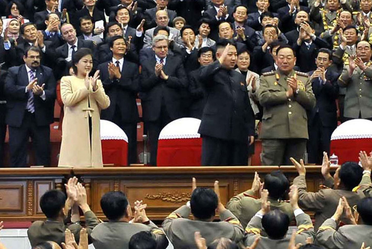 Kim Jong-un (keskel, lehvitamas)ja ta naine Ri Sol-ju (beežis mantlis)