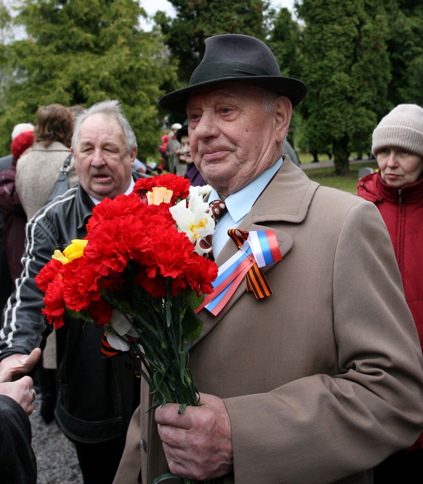 9. mai tähistamisel pronkssõduri juures jagati praeguse Venemaa lipuvärvides linte