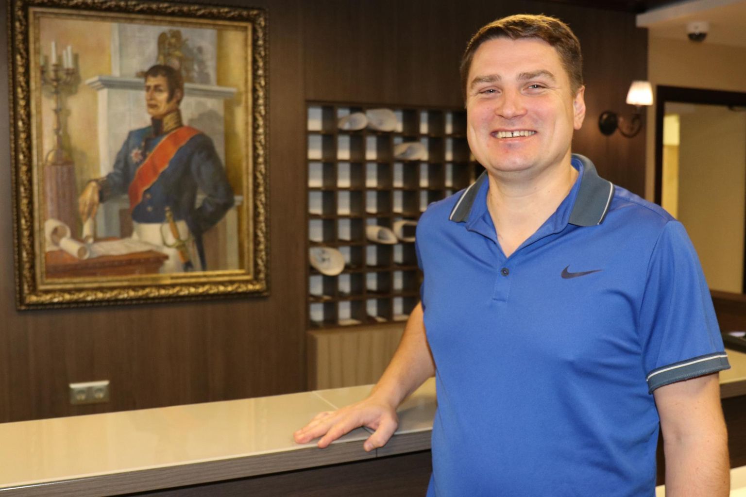 Alar Varrak poseerib Iževskis koos Andrei Derjabini portreega. Derjabin asutas 19. sajandi algul kuulsa Iževski relvatehase, mis tänapäeval toodab Kalašnikovi automaate ja muud relvastust.