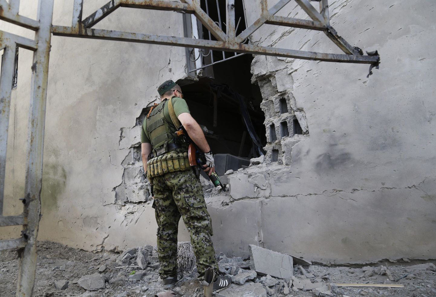 Terrorist tutvub Donetskis suurtükitule hävitustööde tulemusega.