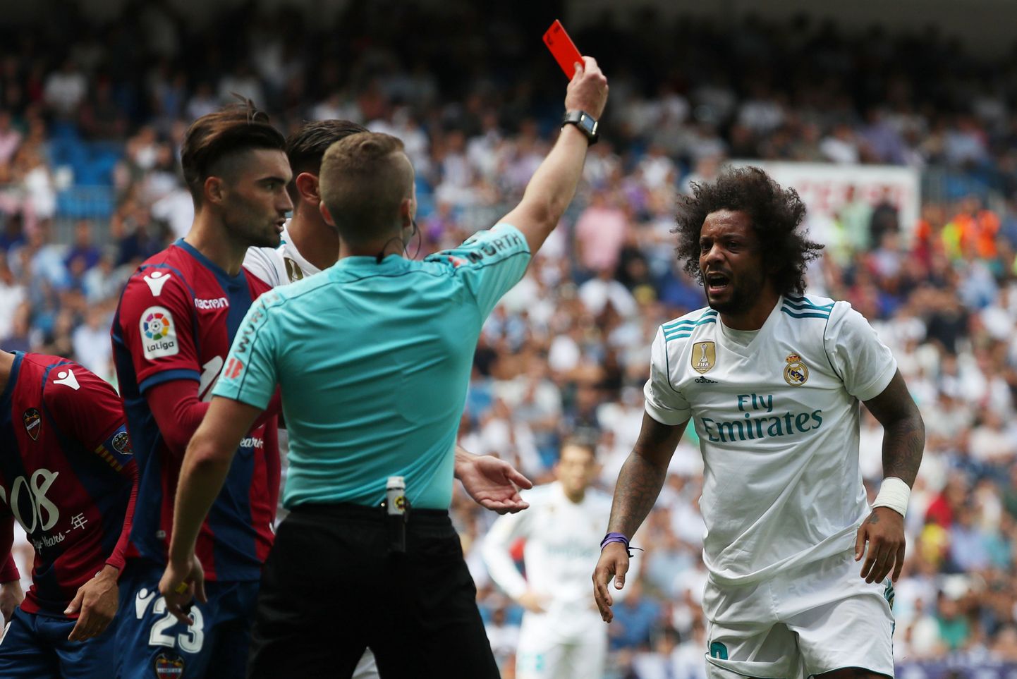 Marcelo teenis 89. minutil punase kaardi.