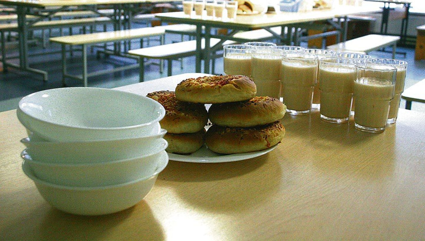 Koolis näeb sedagi, kuidas laktoosi- ja gluteenitalumatusega laps võtab erisöögi kõrvale hariliku kohupiimakorbi.