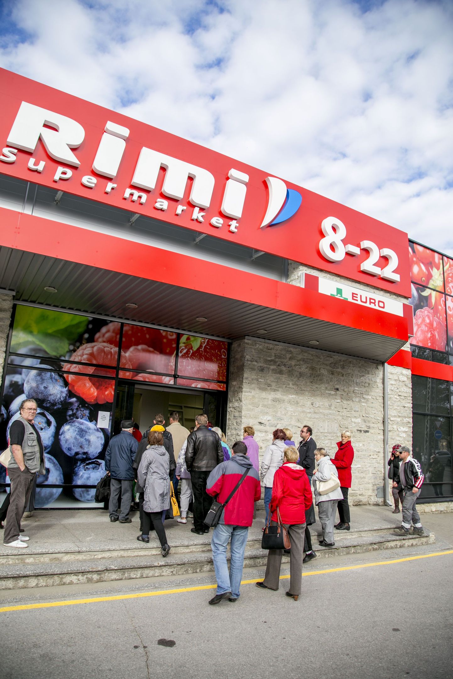 Täna keskpäeval avati Telliskivi tänaval senise Säästumarketi ruumides Rimi supermarket.