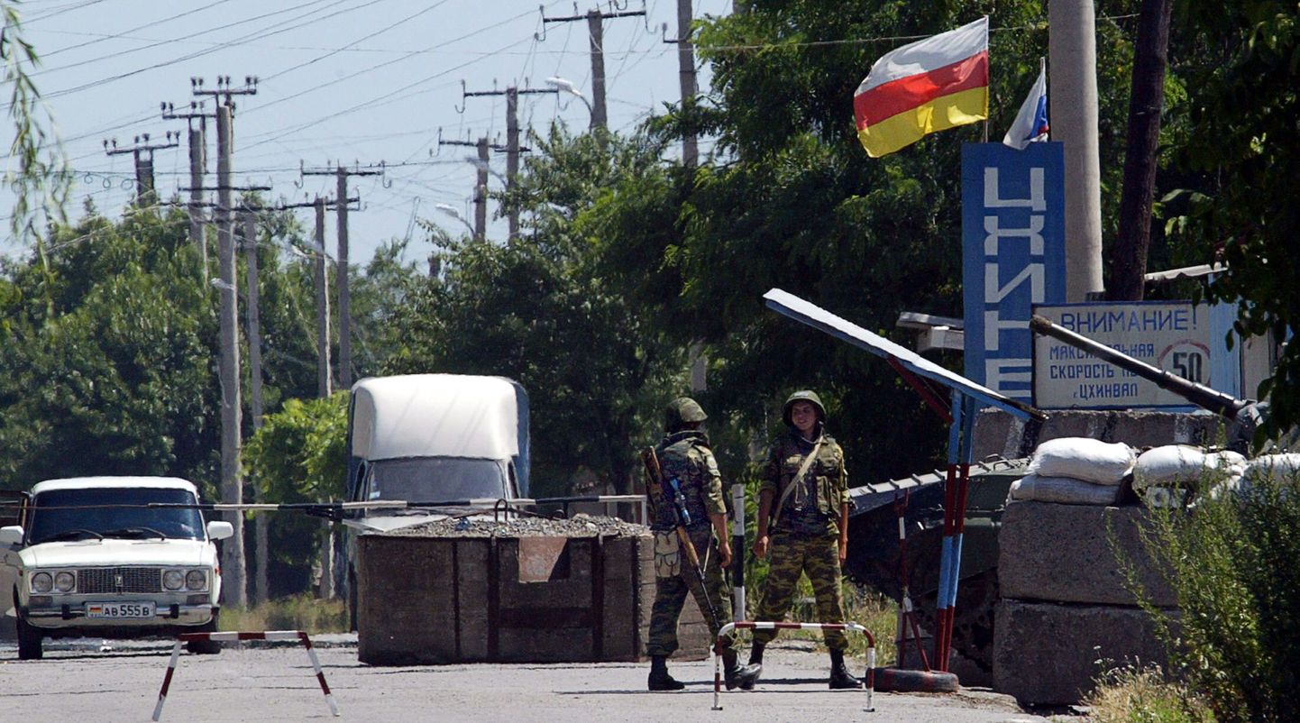 Vene väeüksused separatistliku Lõuna-Osseetia pealinna Tshinvali lähistel asuvas kontrollpunktis.