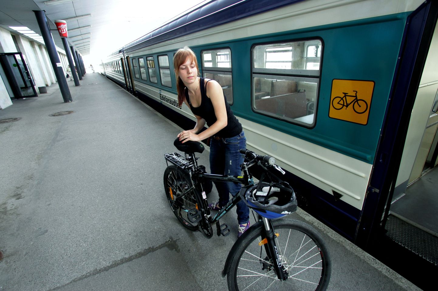Täna Tartu rongile läinud Marlene Timmi pidas rattarohkusest suuremaks probleemiks madalaid perroone ja sõiduriista hoidikusse üles upitamist.