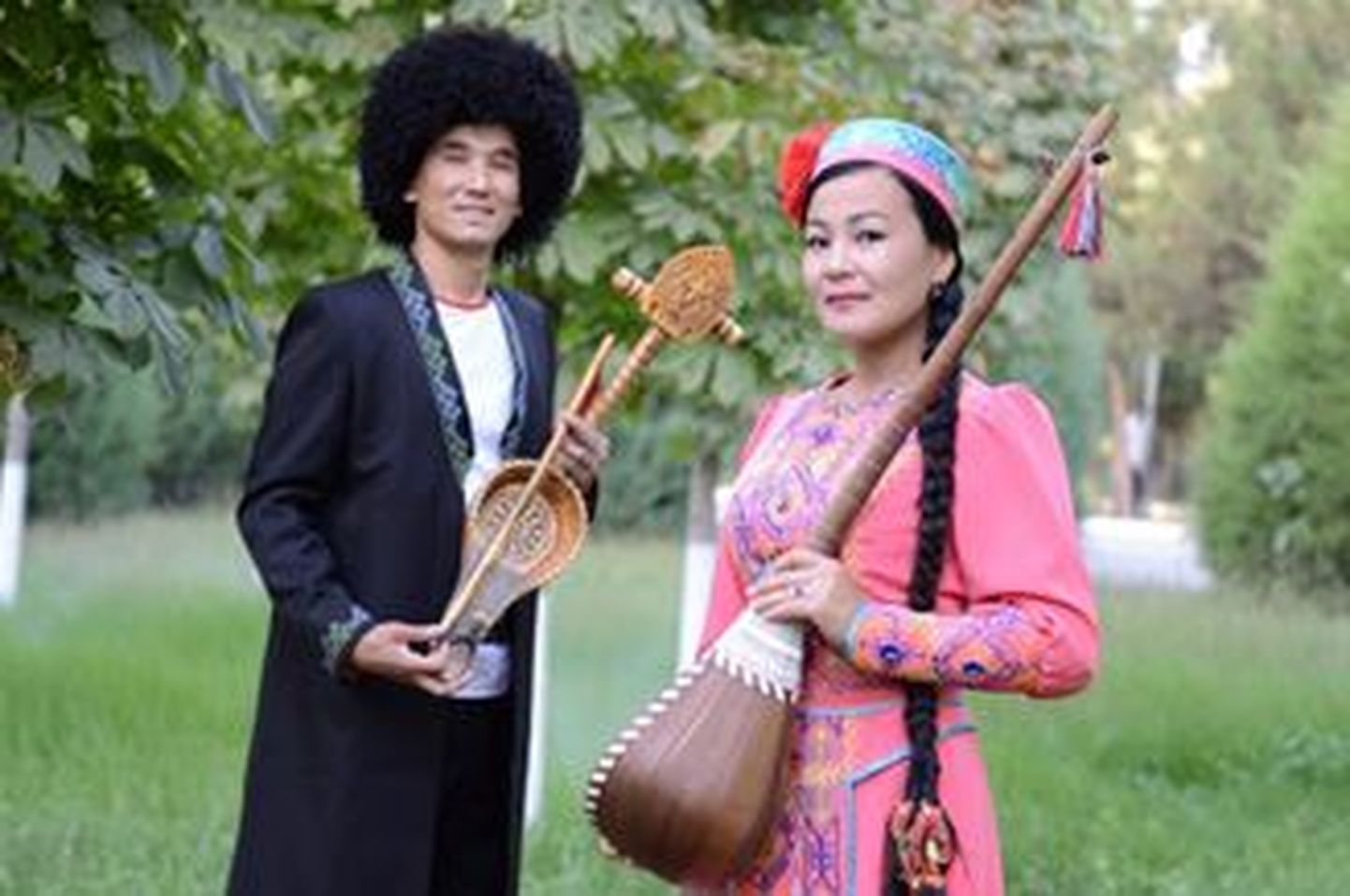 Esinevad karakalpaki eepilised laulikud Gulistan Temirhanova (laul, dutar) ja Salamat Aijapov (laul, kobõz) Usbekistanist.