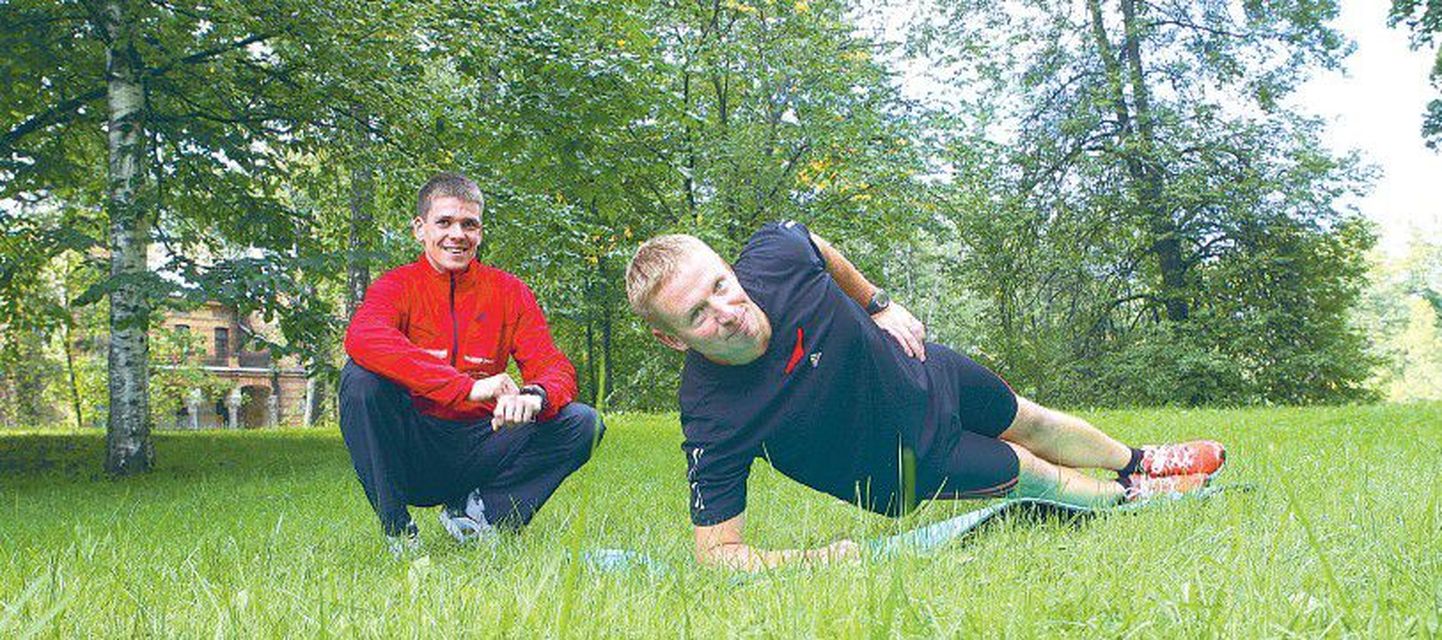Maratonil osalemisele on spordisõber Kalle Jaarman (paremal) mõelnud kaua, kuid konkreetselt selleks maratoniks on ta valmistunud maikuust saadik. Korra nädalas treenib ta koos abikaasaga Eesti jooksuässa Viljar Vallimäe juhendamisel. Peale jooksmist tehakse ka üldfüüsiliselt kasulikke staatilisi harjutusi.