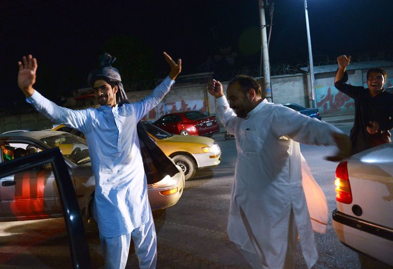 Ghani toetajad tähistasid esialgseid soodsaid valimistulemusi Kabuli tänavatel tantsides.
