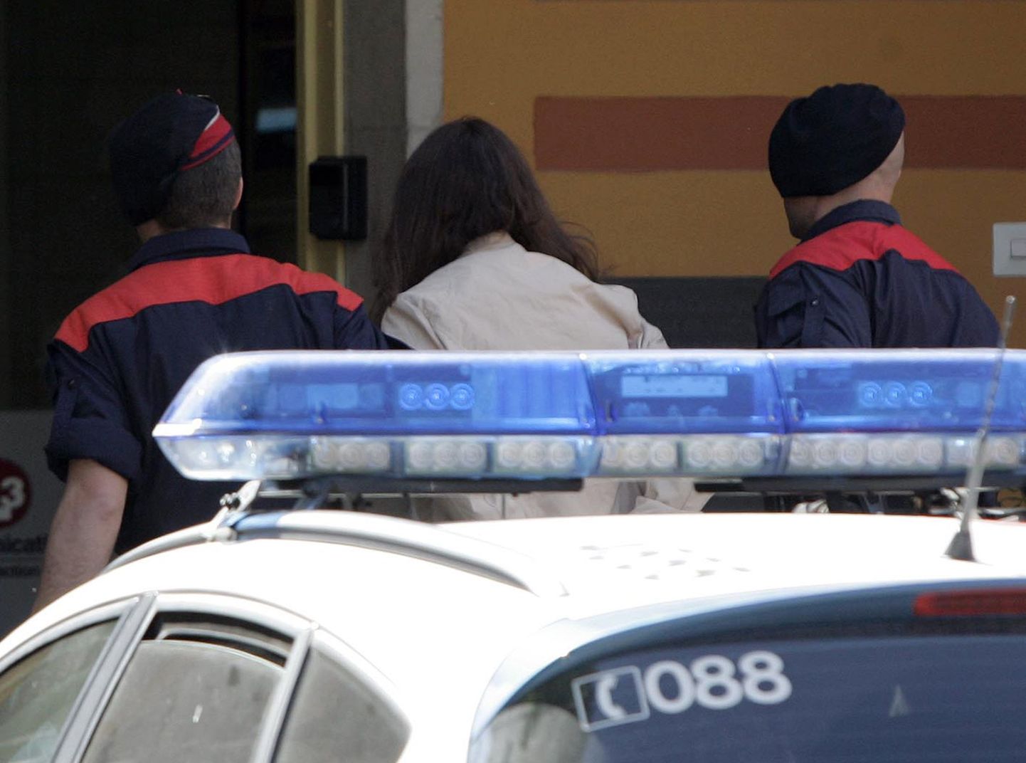 Politsei eskordib oma lapsed tapnud Lianne Smithi Girona vanglasse