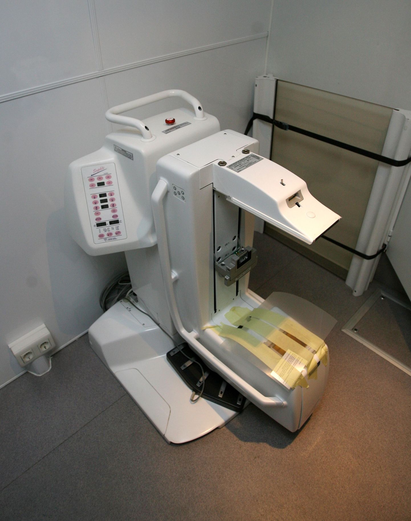 Mööda Eestit ringi sõitvas mammograafiabussis teostatakse uuringud kaasaegse tehnika abil.