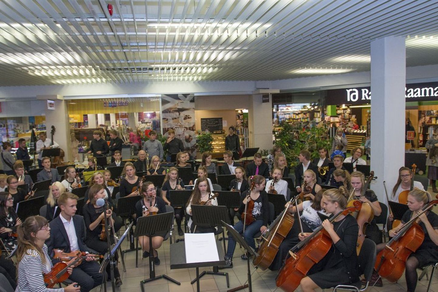 Viljandi muusikakooli noored esinevad täna kaubanduskeskuses ja kohvikutes. Ka mullu pani noorte sümfooniaorkester Centrumis helid värelema.