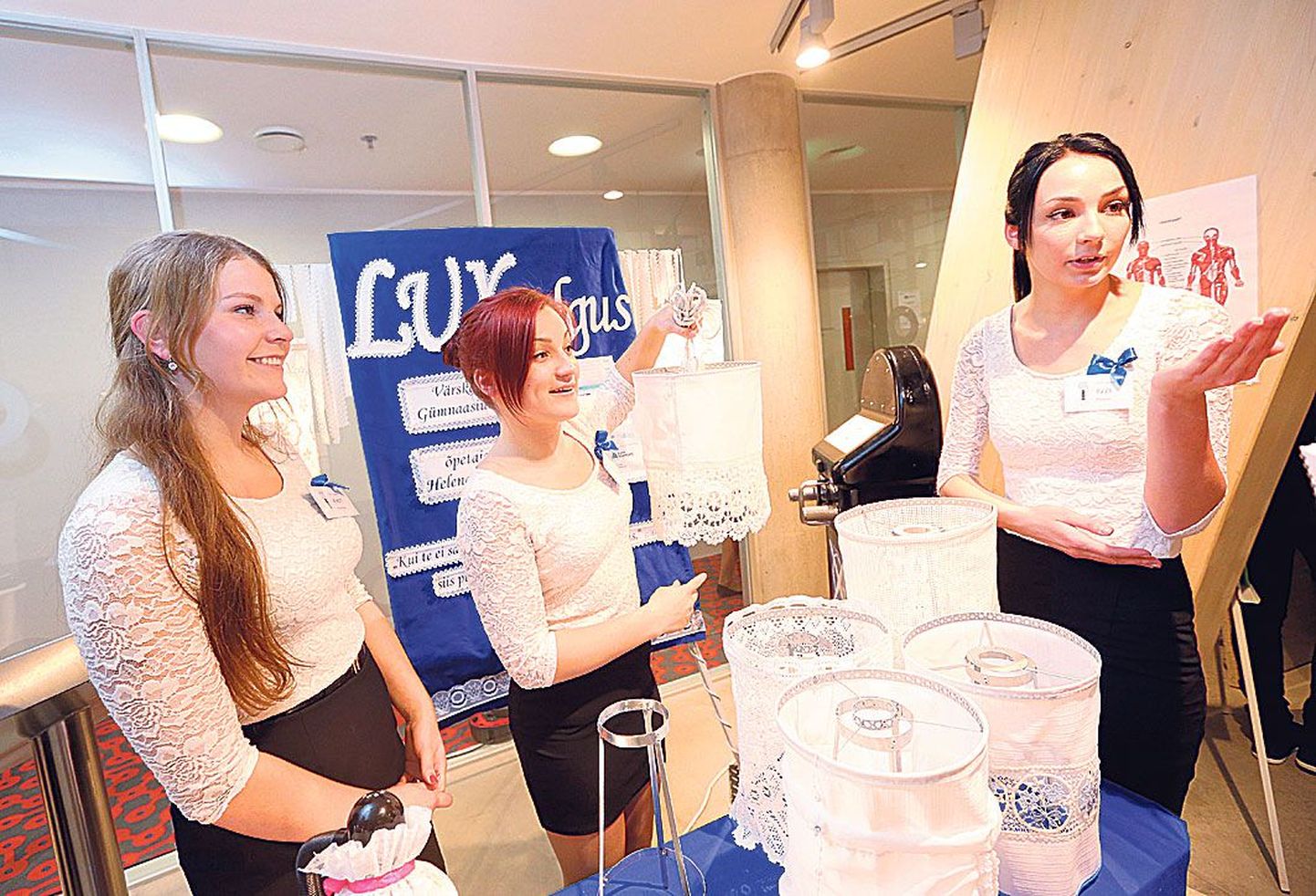 Õpilasfirma LUXvalgus nurgake võitis Euroopa õpilasfirmade laadal kõige paremini kujundatud stendi auhinna. Pildil Anet Suure (vasakult), Laura Tillo ja Elis Raudkett.