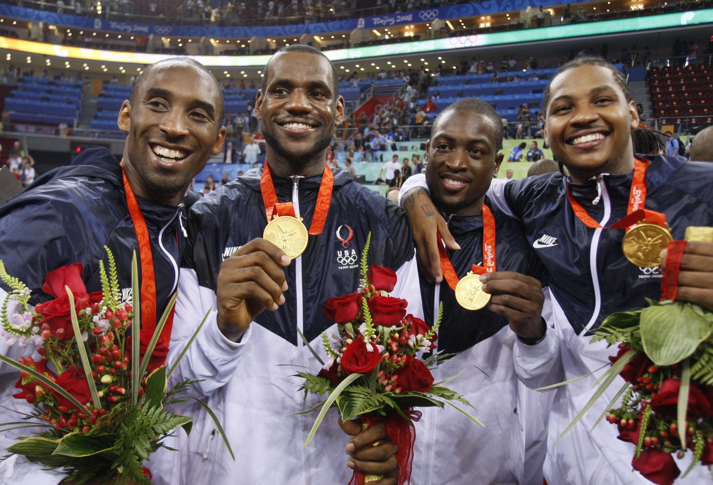 Vasakult: Kobe Bryant, Lebron James, Dwyane Wade ja Carmelo Anthony rõõmustavad OM kullavõidu üle.