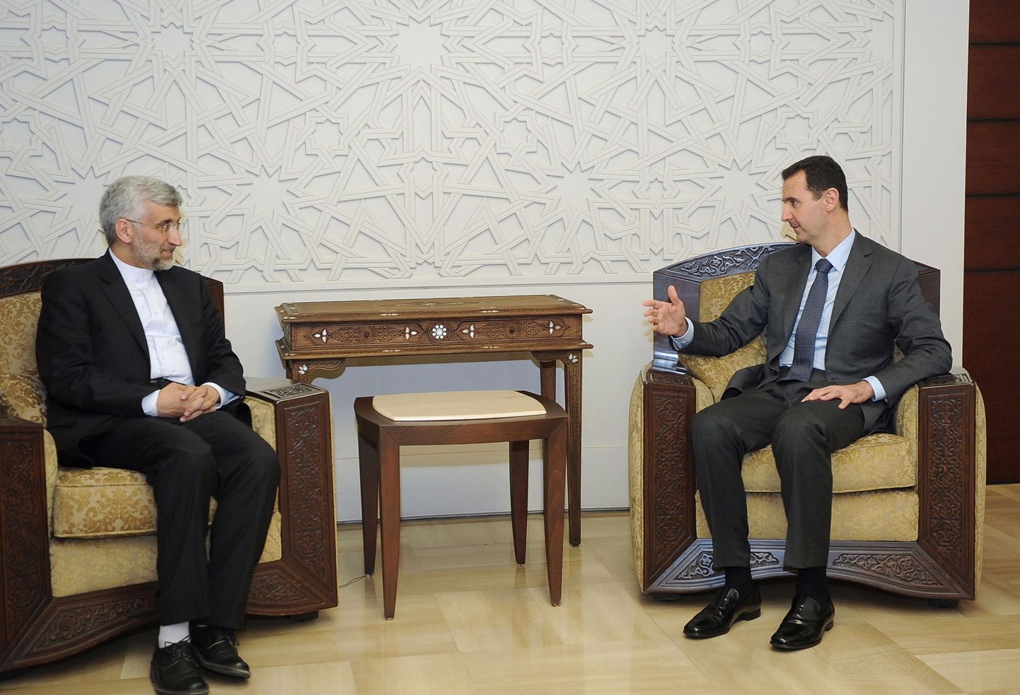 Süüria president Bashar al-Assad (paremal) kohtus täna Damaskuses Iraani kõrgeima juhi ajatolla Ali Khamenei abi Saeed Jaliliga.