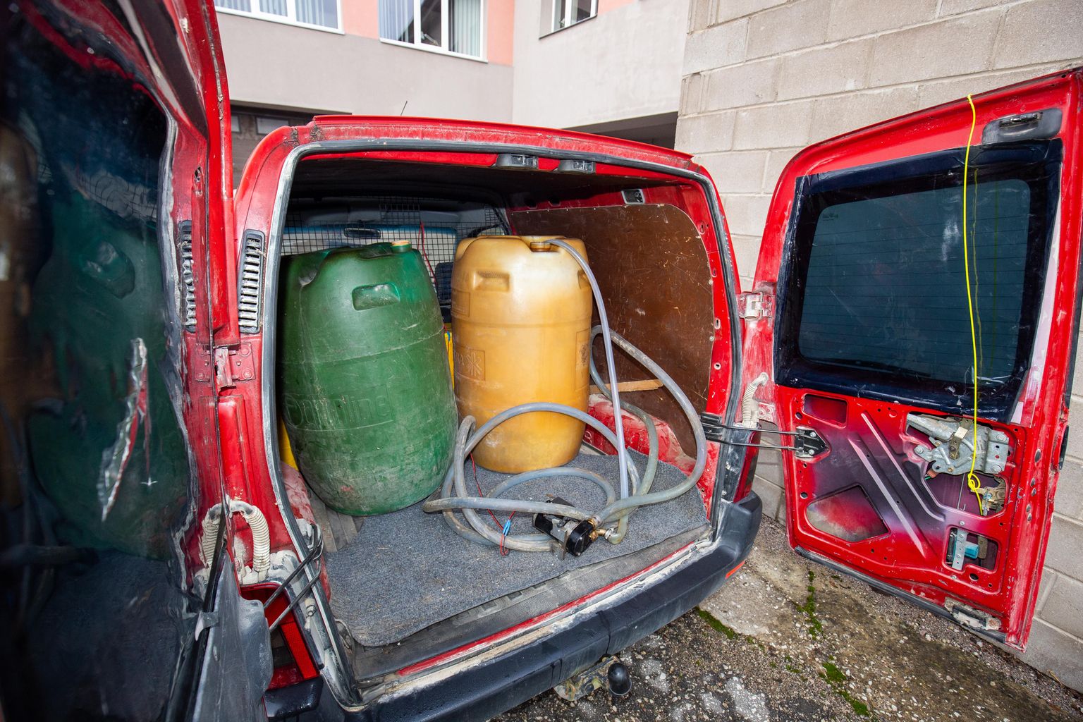 Kütusevarguseks kasutatud tankurauto Paide politseimaja hoovis.