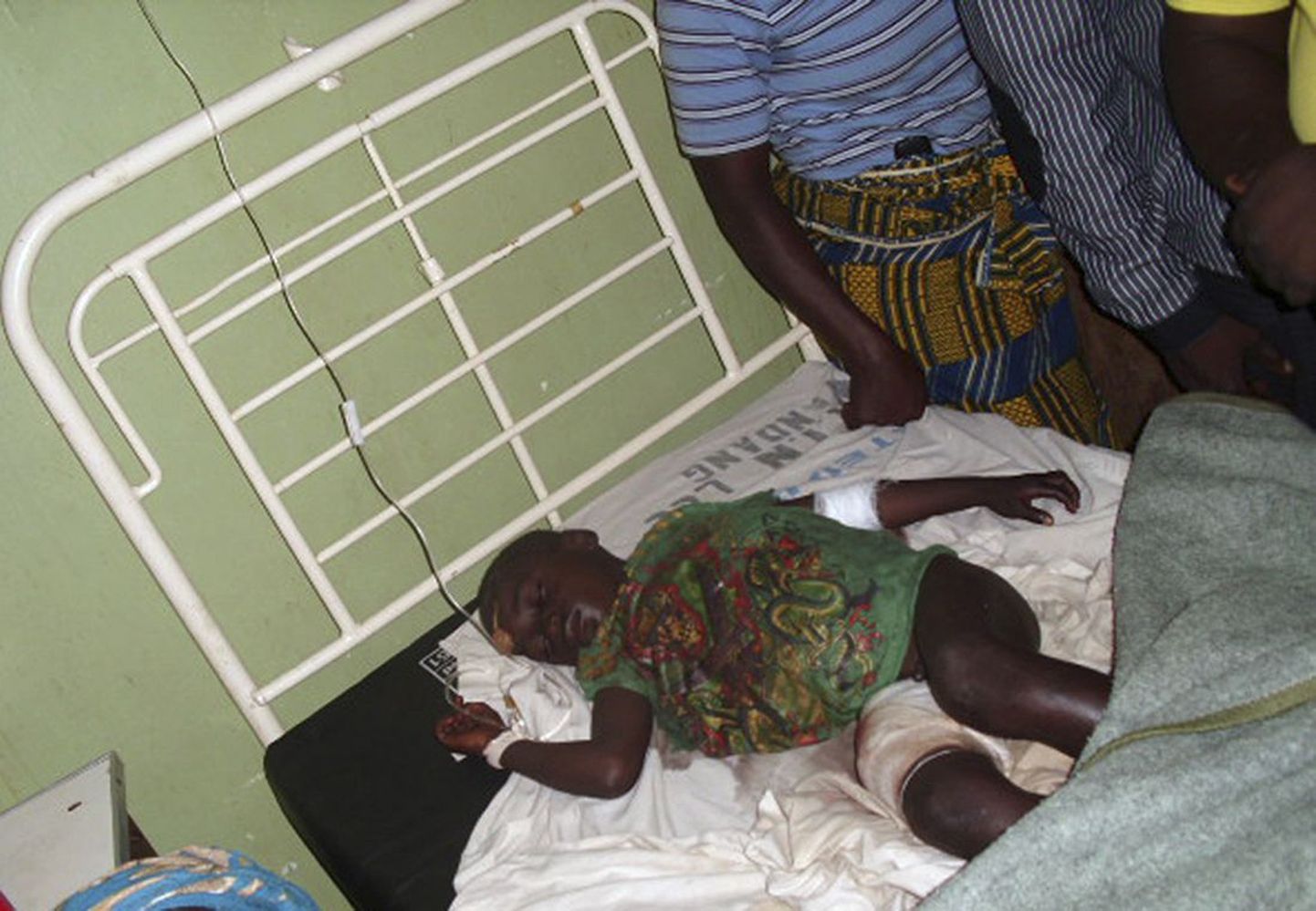 Kristlaste ja moslemite vaheline vägivald keeb Nigeerias juba aprillist saadik. Pildil lebab haiglavoodis poiss, kes jäi ainsana ellu septembrikuus Nigeeria keskosas Josis aset leidnud rünnakus tema pere kodule.