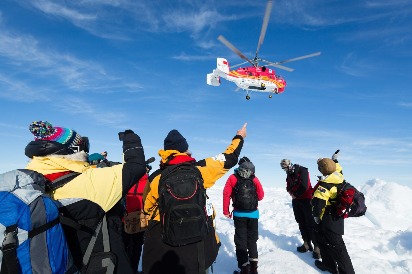 Hiinqa jäämurdjalt Xue Long pärit helikopter tõi Akademik Šokalski pardalt ära kõik 52 reisijat.