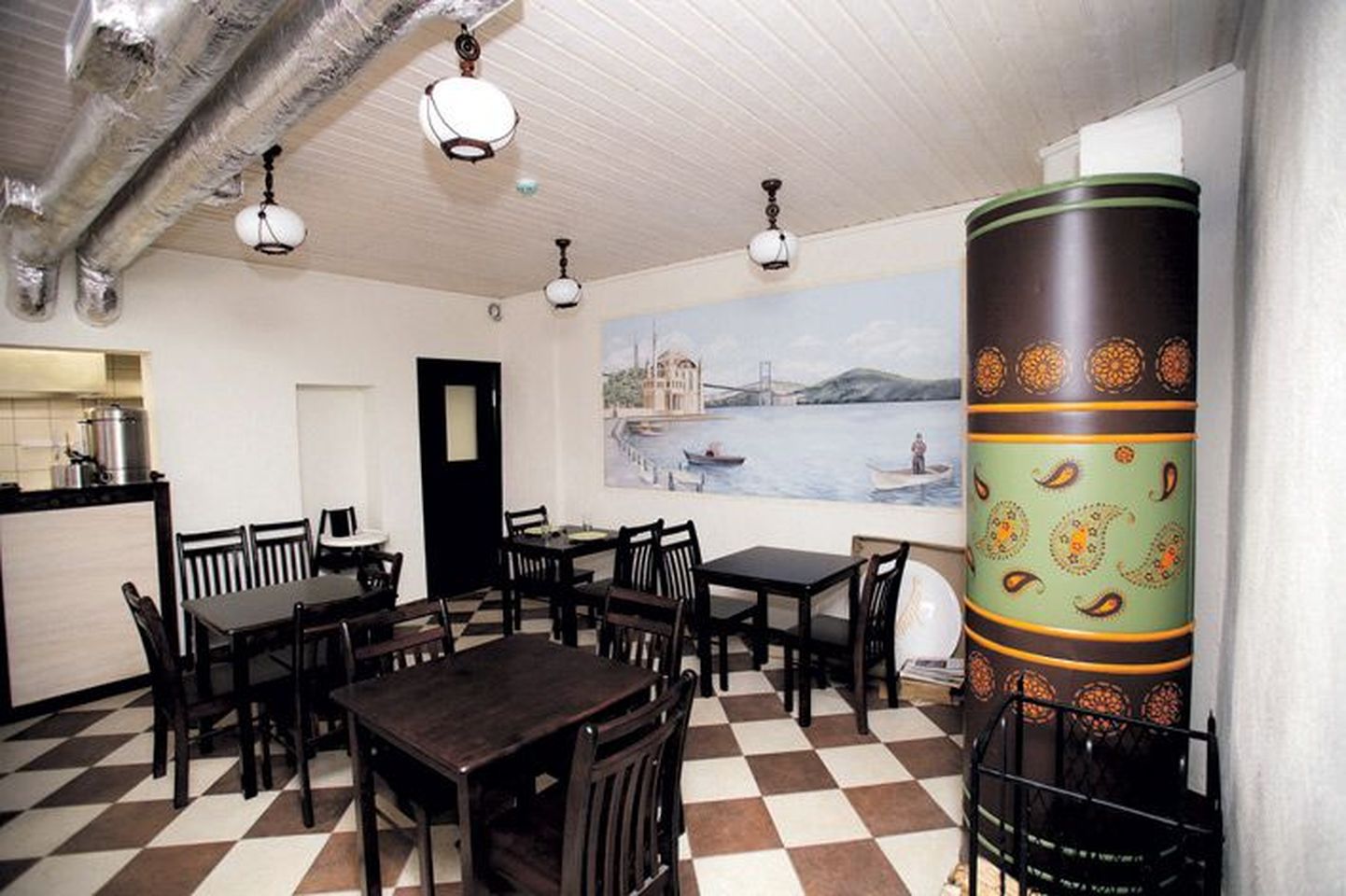 Uue toidukoha veidi idamaises stiilis
 kujundatud söögisaali ilmestab suur 
seinamaal.