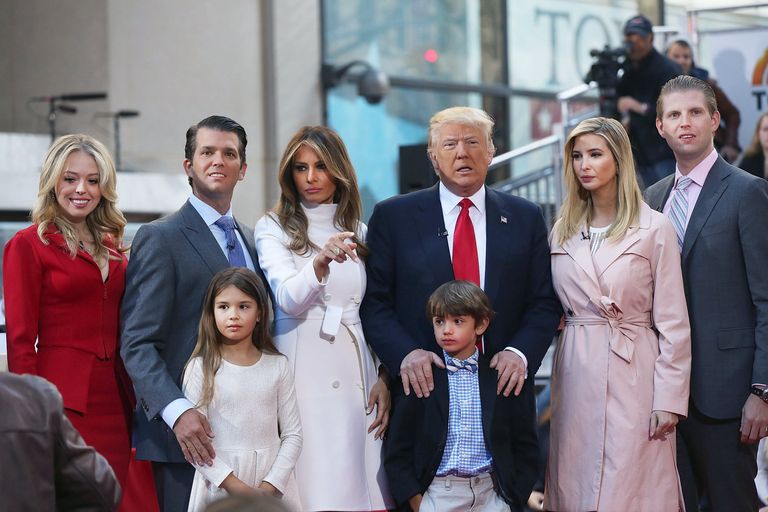 Trumpide klann vasakult alates: Tiffany Trump, Donald Trump Jr, Melania Trump, Donald Trump, Ivanka Trump ja Eric Trump. Ees seisavad Donald Trump Jr viiest lapsest kaks