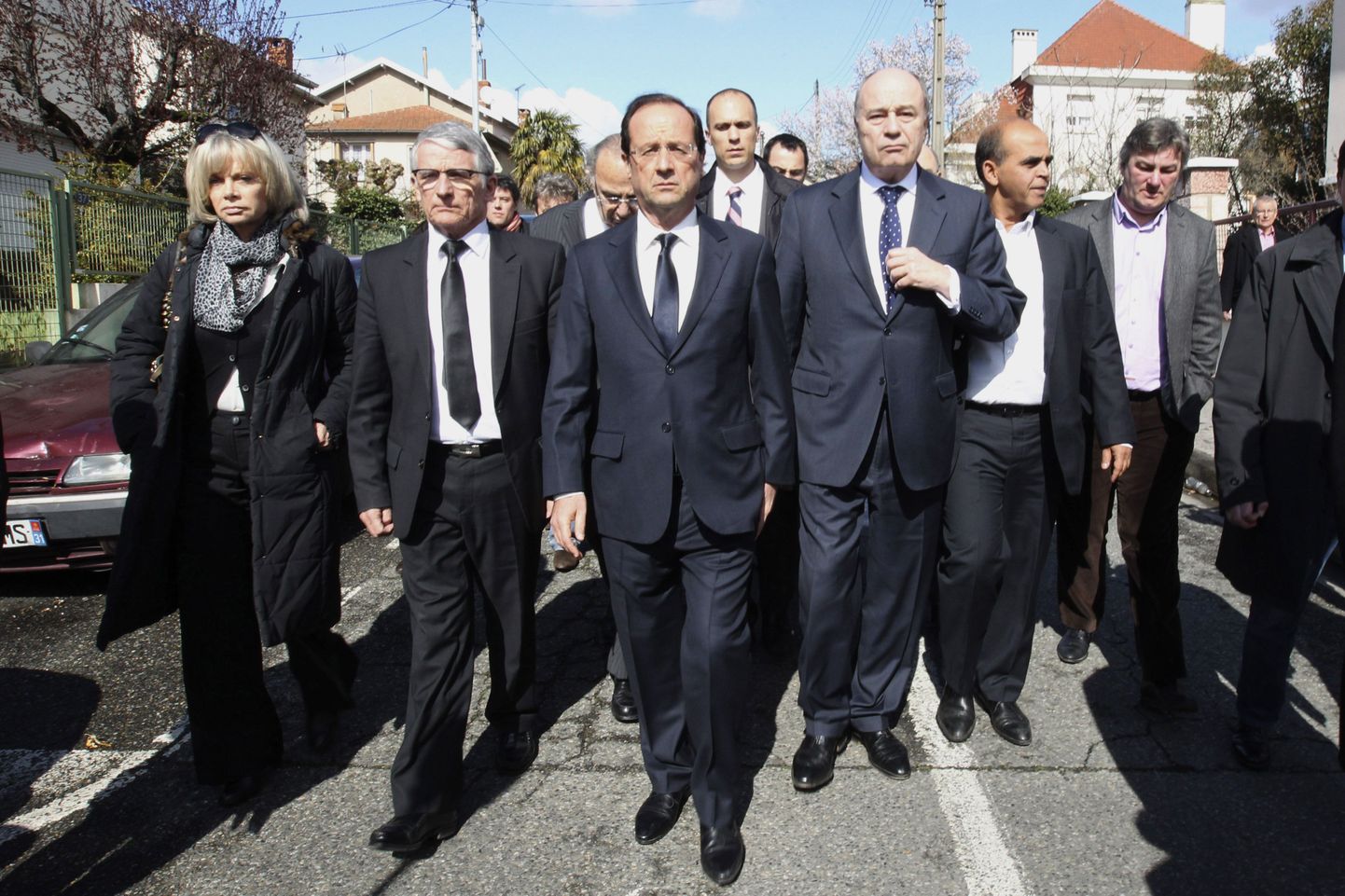 Francois Hollande (keskel) ja Toulouse'i linnapea Pierre Cohen (Hollande'ist vasakul) tulistamiskohale saabumas.