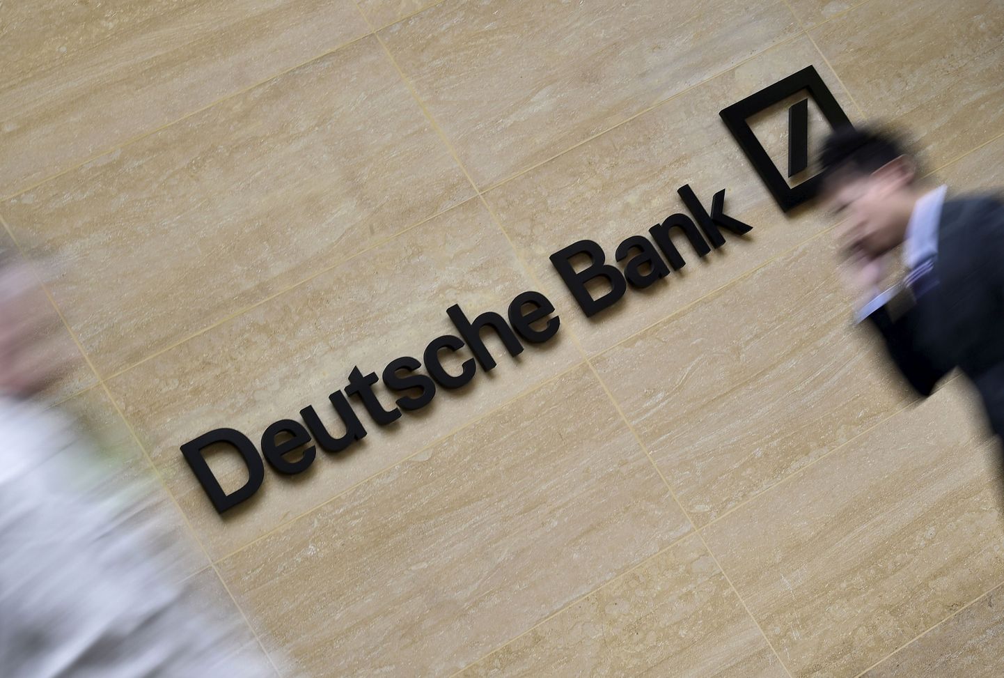 Логотип Deutsche Bank. Иллюстративное фото.