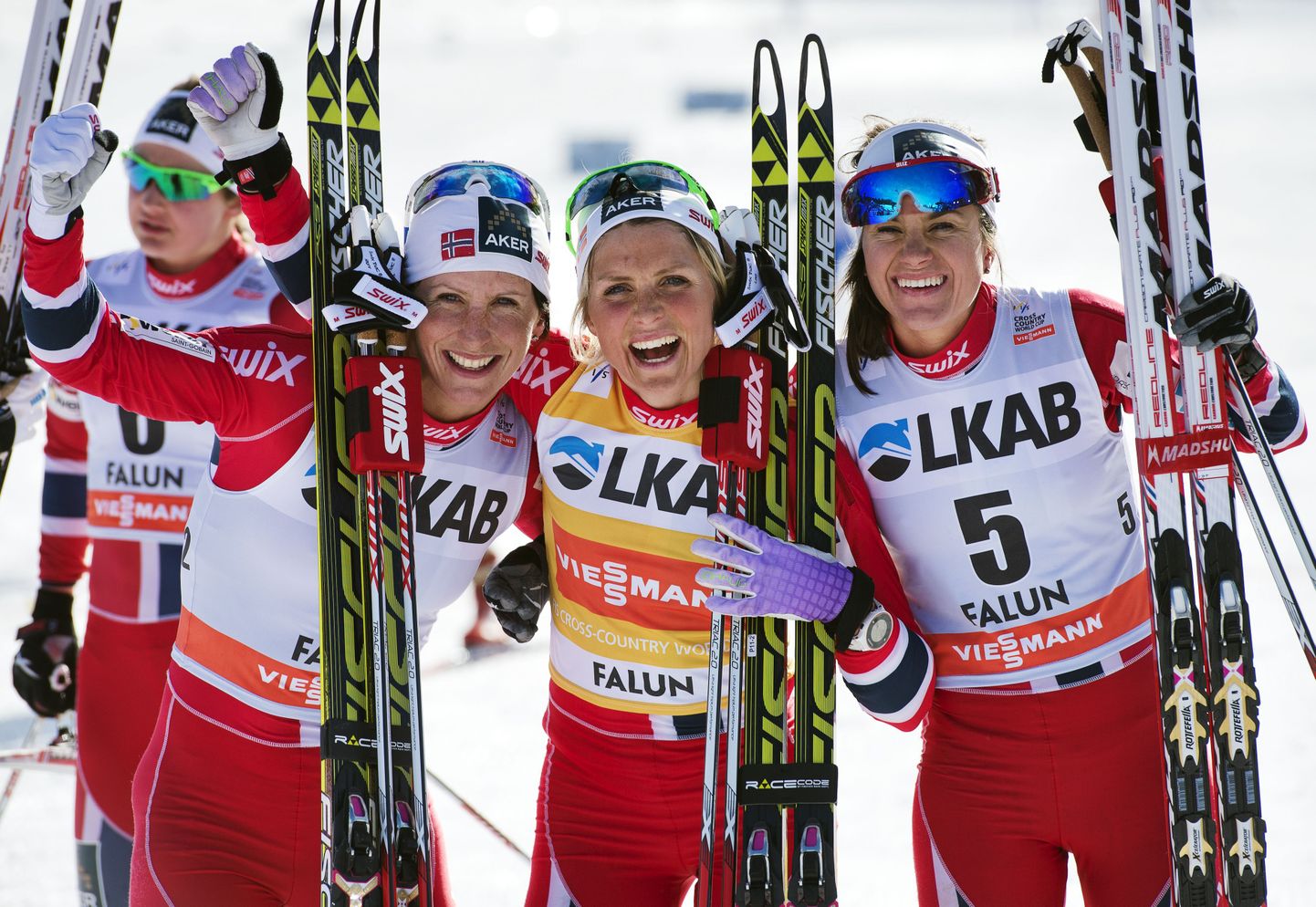 Norralannad hullavad: Marit Björgen (vasakult), Therese Johaug ja Heidi Weng on võtnud järjekordse kolmikvõidu.