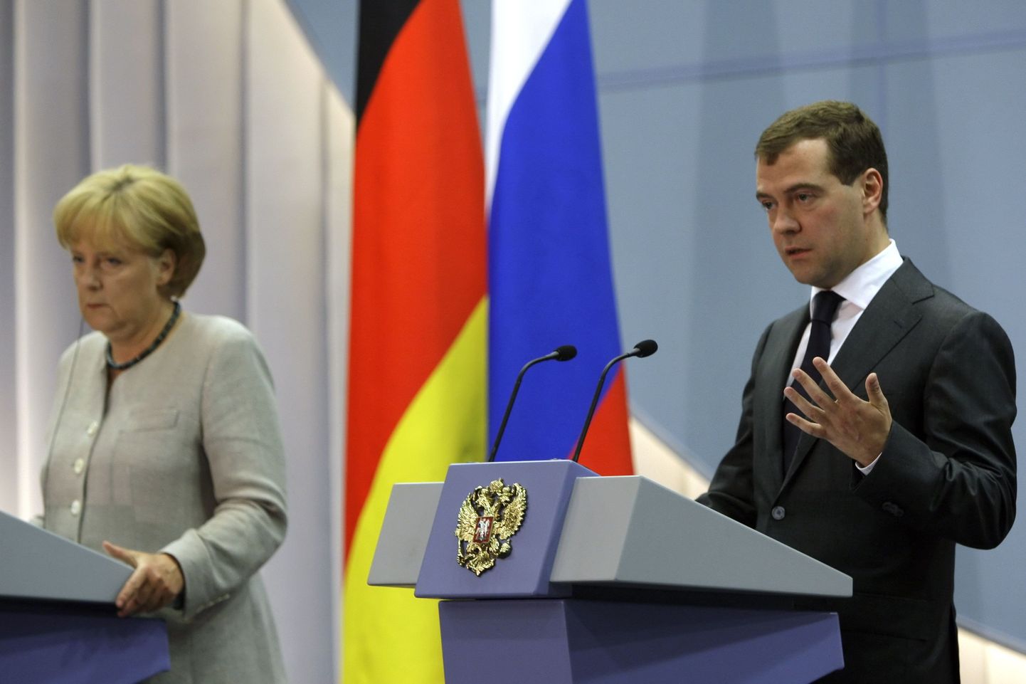 Venemaa president Dmitri Medvedev ühisel pressikonverentsil koos Saksamaa liidukantsleri Angela Merkeliga, kellega ta kohtus konfliktitsooni kõrval asuvas kuurortlinnas Sotšis.
