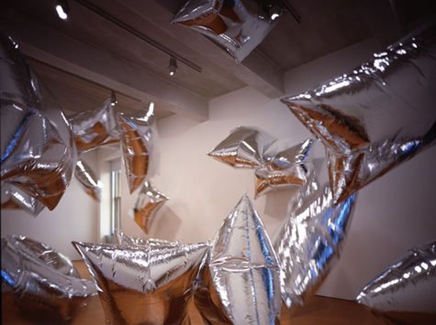 Nätusel on eksponeeritud Andy Warholi ja Billy Klüveri koostööna valminud kurikuulus installatsioon “Hõbepilved” (“Silver Clouds”).