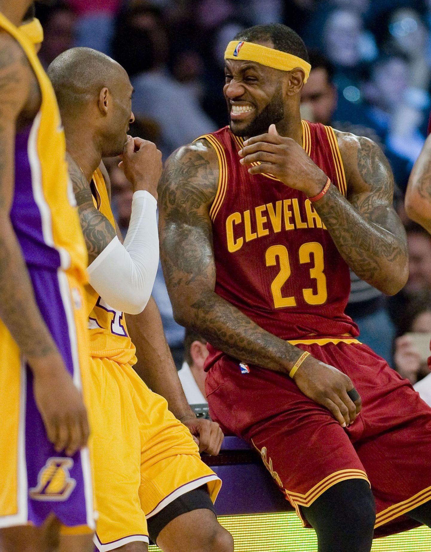 LeBron James (paremal) koos Kobe Bryantiga nalja viskamas.